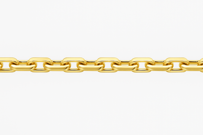 Chaine en or 18 carats maille forçat limée sur fond blanc.