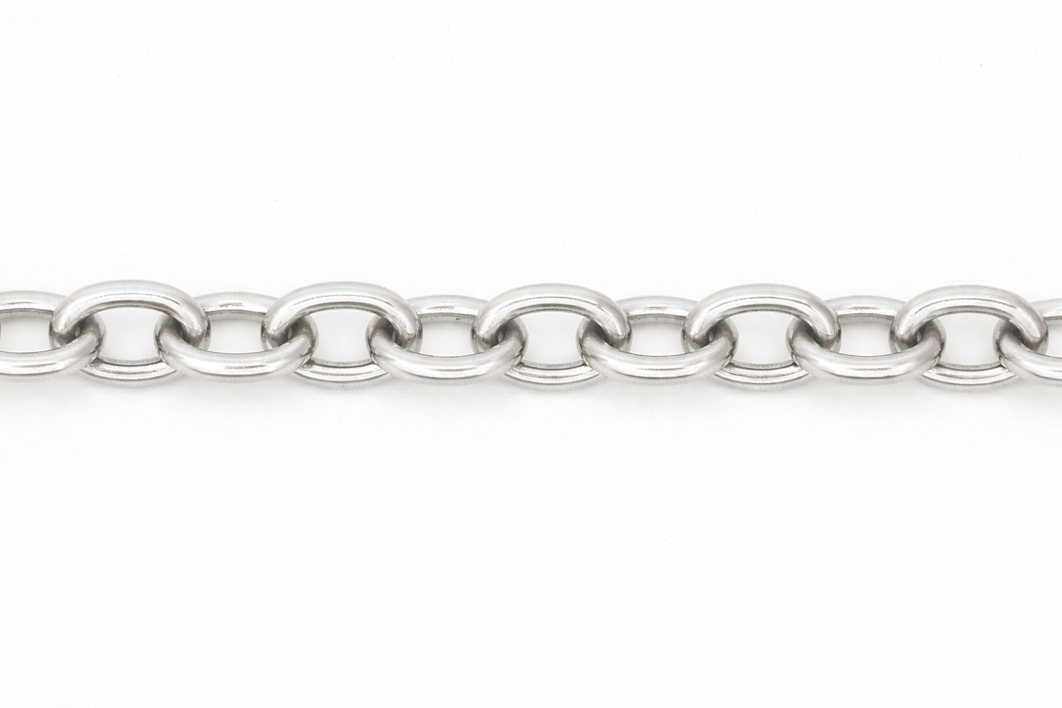 Chaine maille forçat ronde en or blanc sur un fond blanc