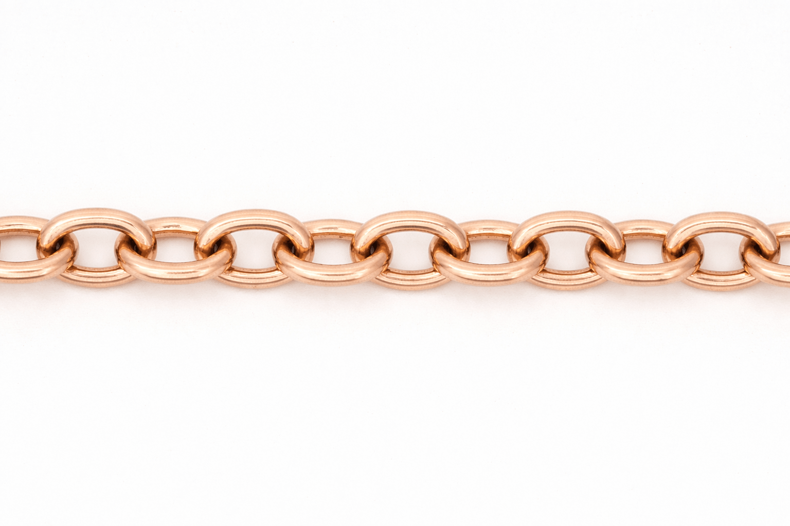 Une chaine en maille forçat ronde en or rose sur un fonc blanc
