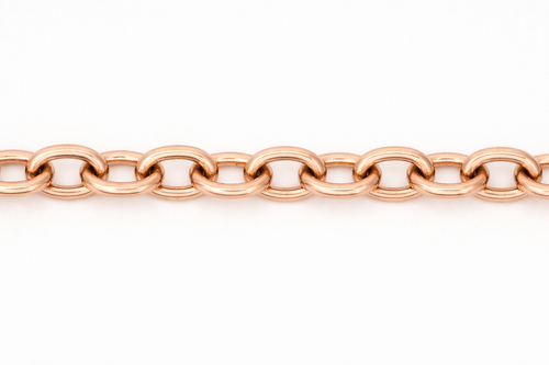 Une chaine en maille forçat ronde en or rose sur un fonc blanc