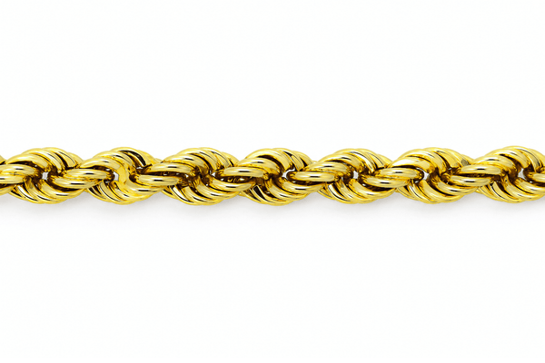 Chaîne massive en or 18 carats maille corde sur fond blanc.