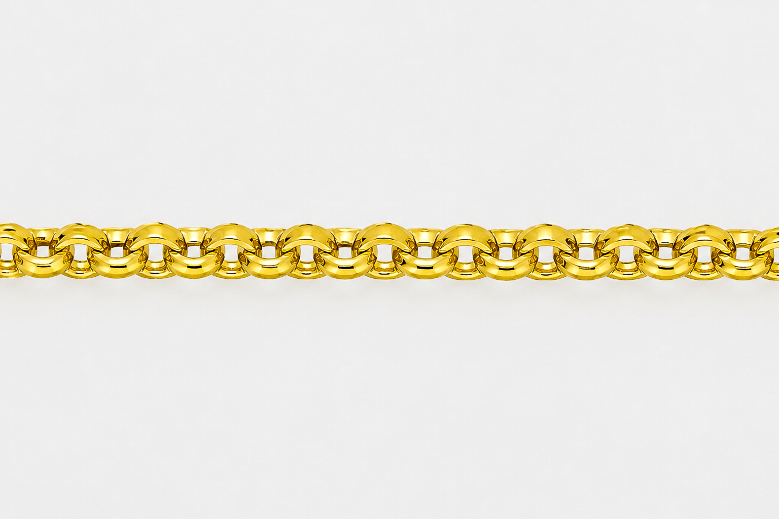 Chaîne en or jaune 18 carats massive maille jaseron sur fond blanc