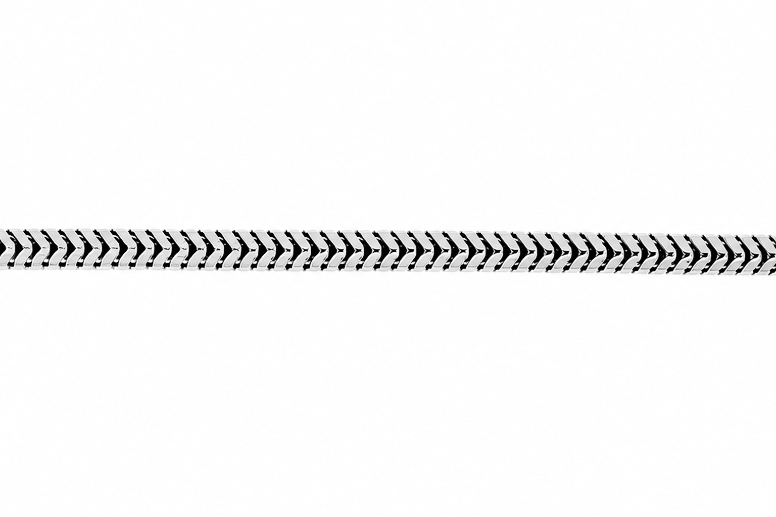 Chaîne en or blanc 18 carats maille corde massive sur fond blanc