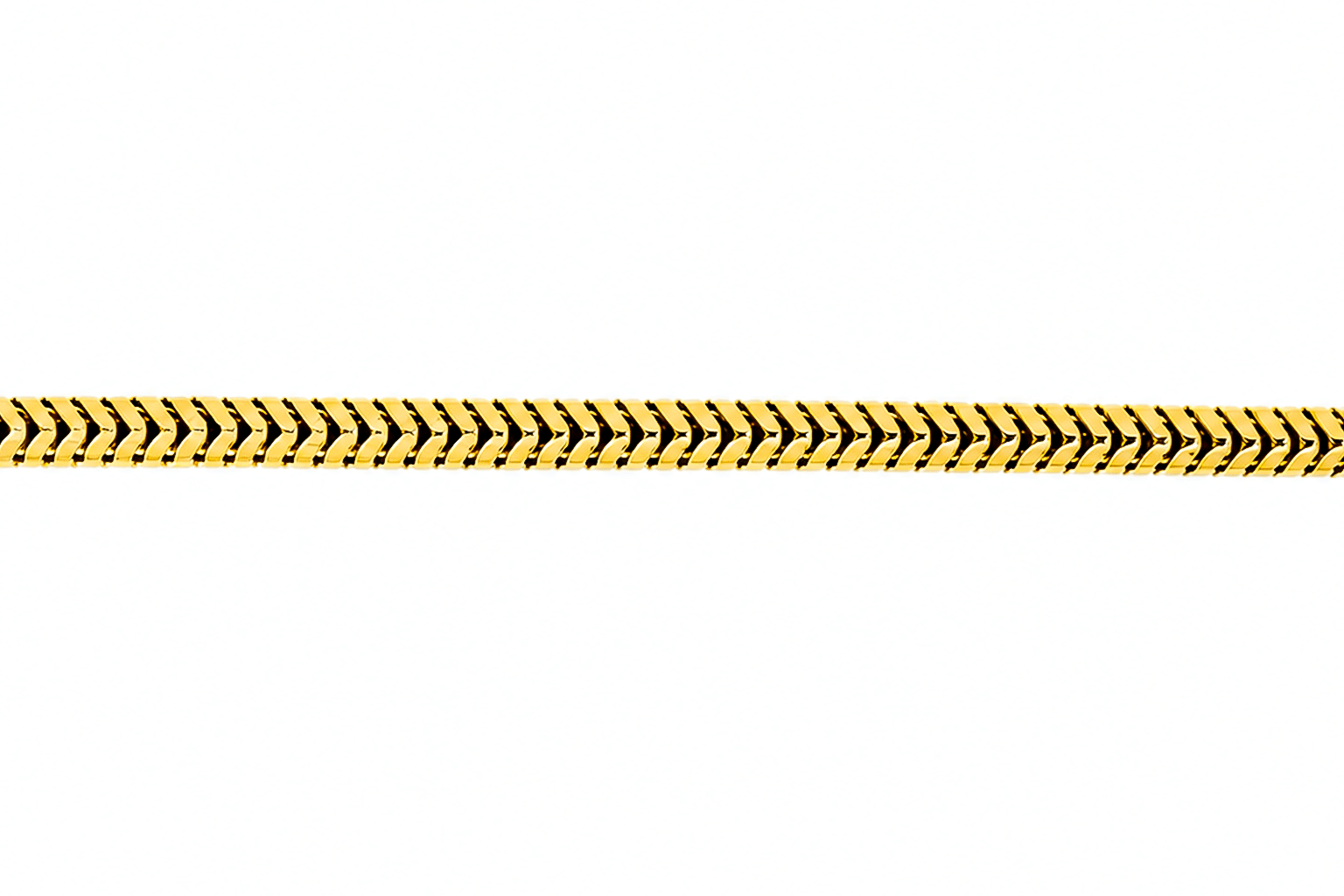 Chaîne en or jaune 18 carats maille corde massive sur fond blanc