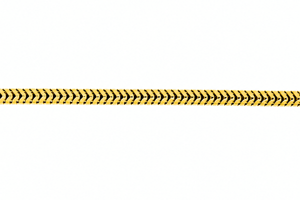 Chaîne en or jaune 18 carats maille corde massive sur fond blanc