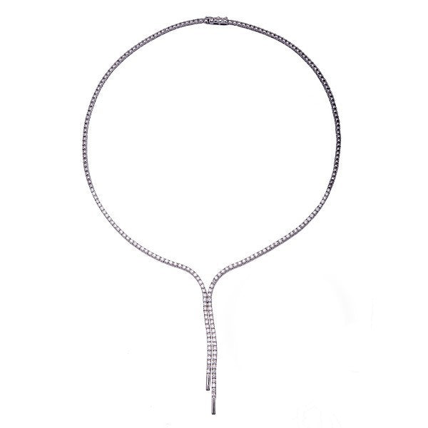 Collier rivière en or blanc 18 carats pavé de diamants, sur un fond blanc