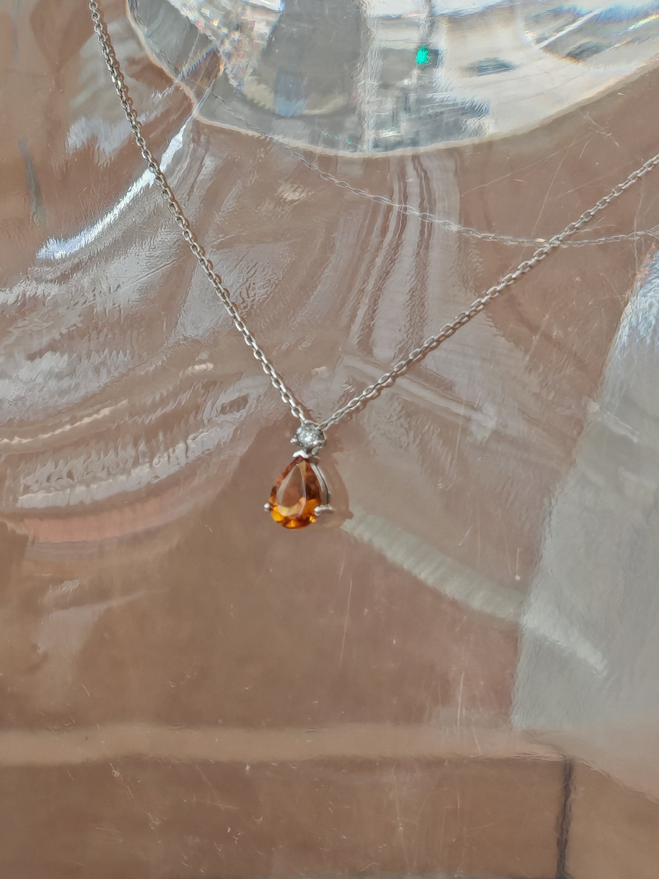 Chaine en or blanc 18 carats avec pendentif sur un bustier transparent
