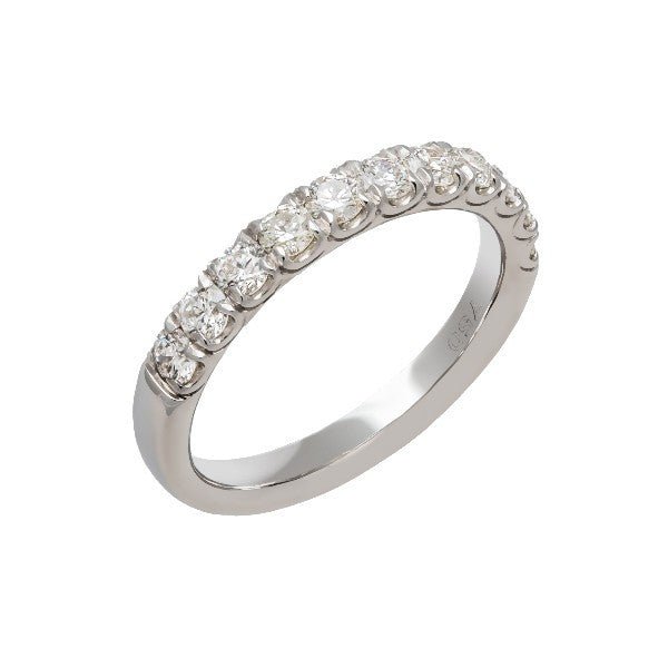 Demi-alliance en or blanc 18 carats, 9 diamants ronds brillants dégradés du centre vers les côtés en serti partagé griffes communes, anneau demi-jonc poli, vue de trois-quarts
