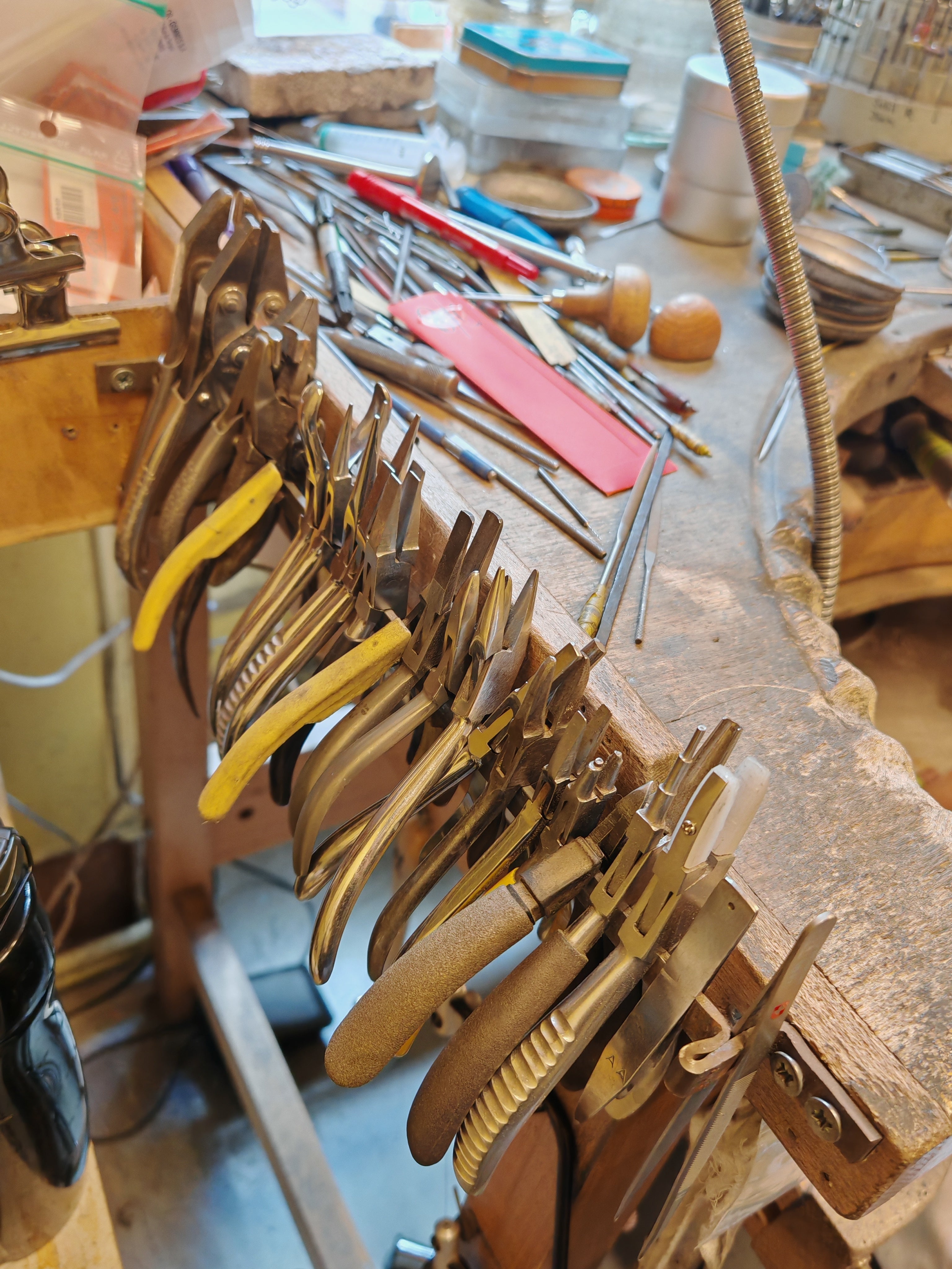 Pinces pour bijoux en or 18 carats alignées et rangées
