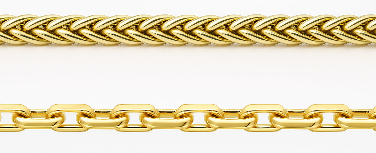 Chaîne en or 18k maille palmier au dessus d'une chaîne forçat limée en or 18k.