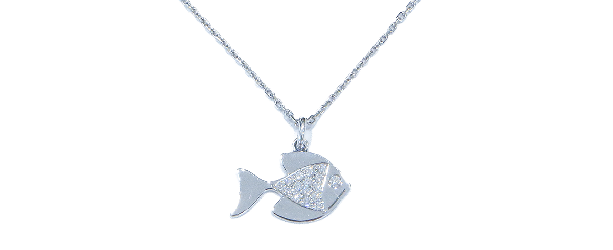 Collier poisson en or blanc 18 carats pavé de diamants sur chaîne forçat de chez Or Gemmes.