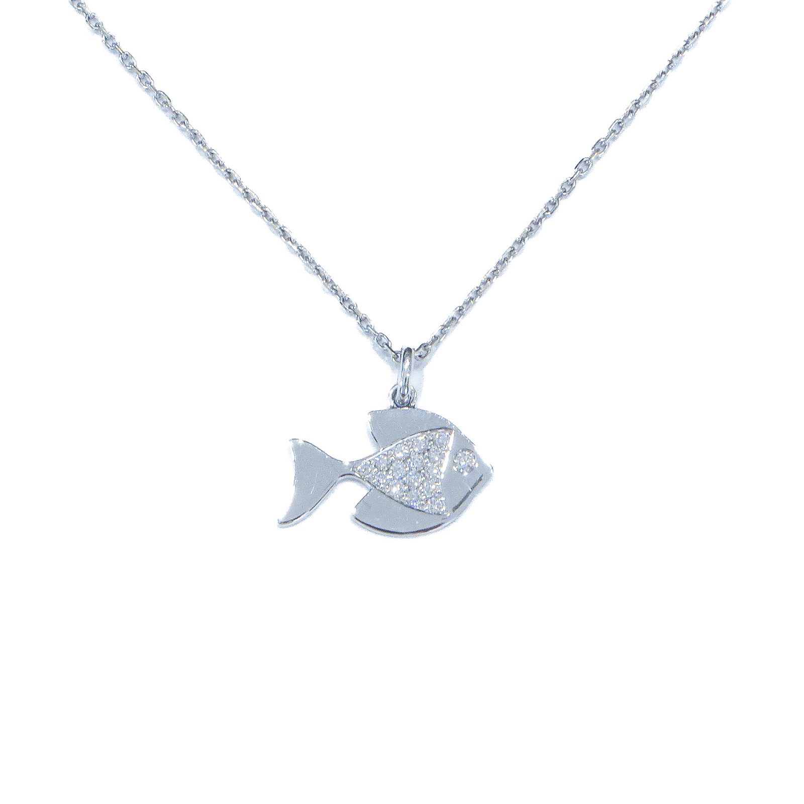Collier poisson en or blanc 18 carats serti de diamants sur chaîne forçat limée de chez Or Gemmes.