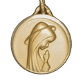 Pendentif vierge priante en or sur un fond blanc 