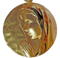 Pendentif Vierge prière en or jaune sur un fond blanc