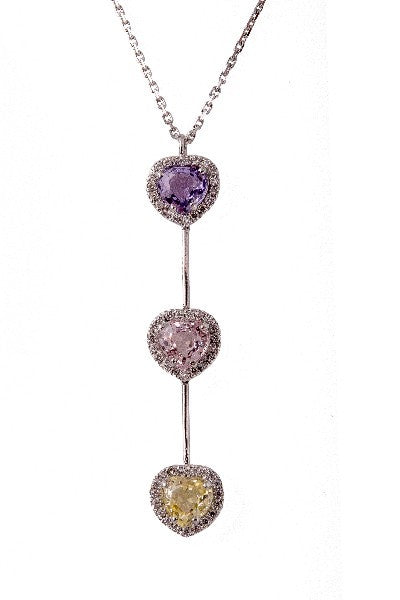 Pendentif en or blanc 18 carats, avec 3 saphirs, un saphir parme, un saphir pêche blanche et un saphir jaune, sur un fond blanc