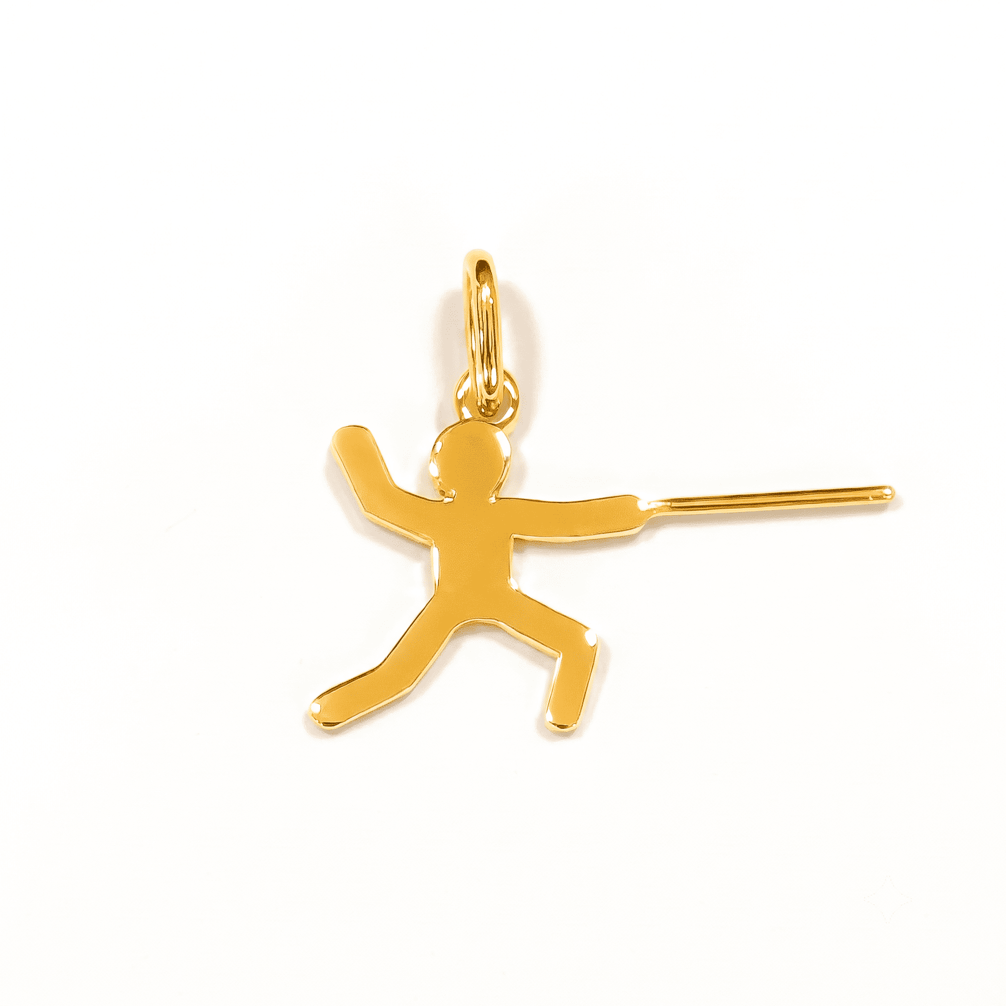 Pendentif escrimeur en or 18 carats, pictogramme escrime d'un bonhomme qui tient son sabre d'escrimeur.