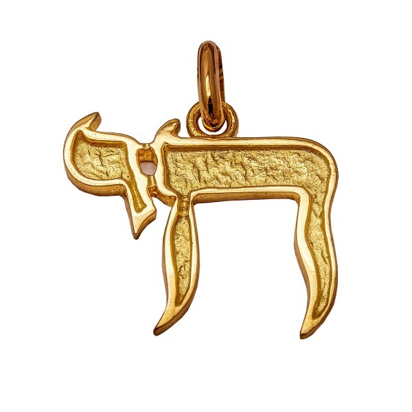 pendentif hai sculpté en or jaune sur un fond blanc