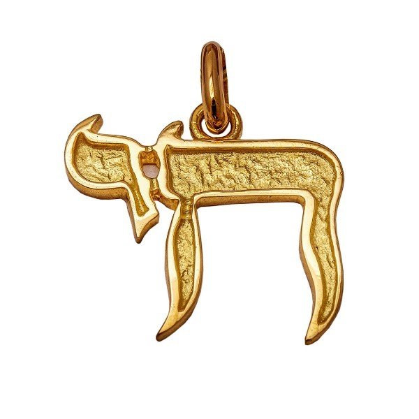 pendentif hai sculpté en or jaune sur un fond blanc