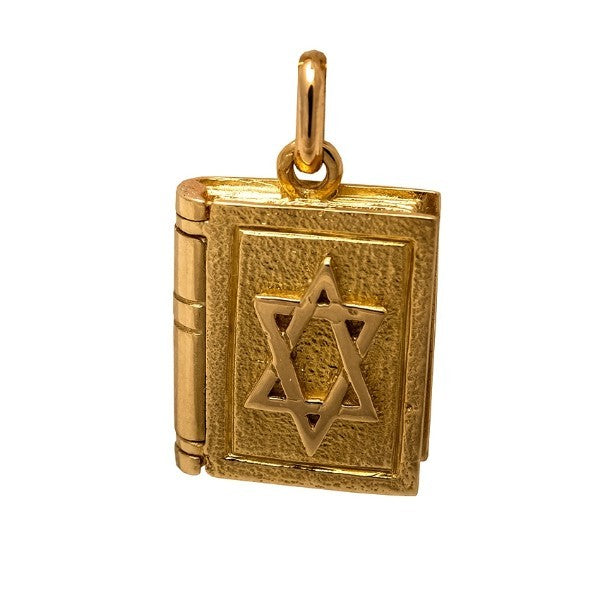 Pendentif en or Sefer Thora de face sur un fond blanc