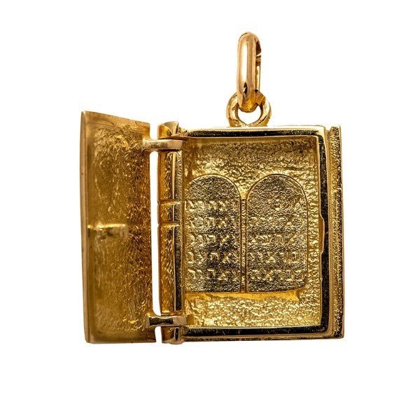 Pendentif Sefer Thora en or verso sur un fond blanc