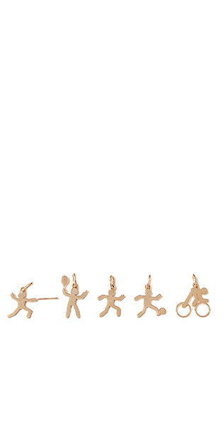 Pendentifs en or 18k de la collection sportive alignés les uns après les autres.