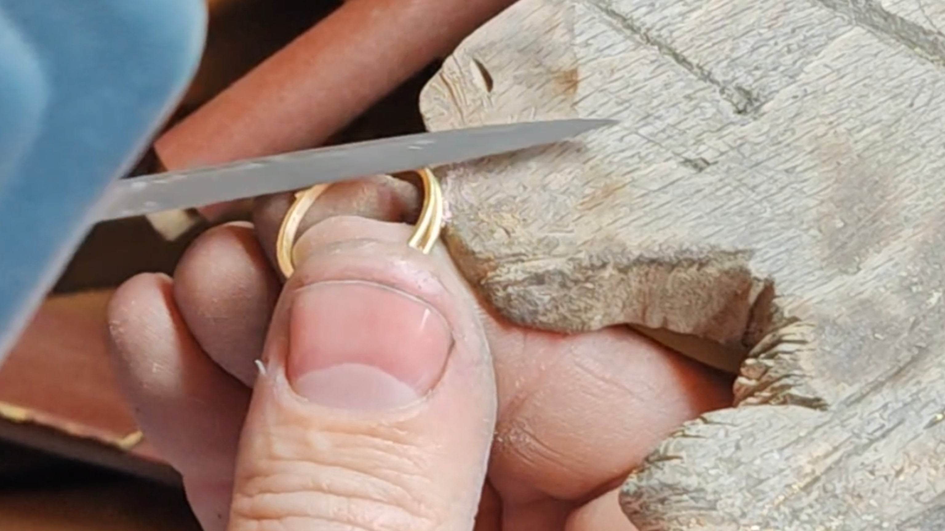 Bague en or 18 carats qui se fait limer