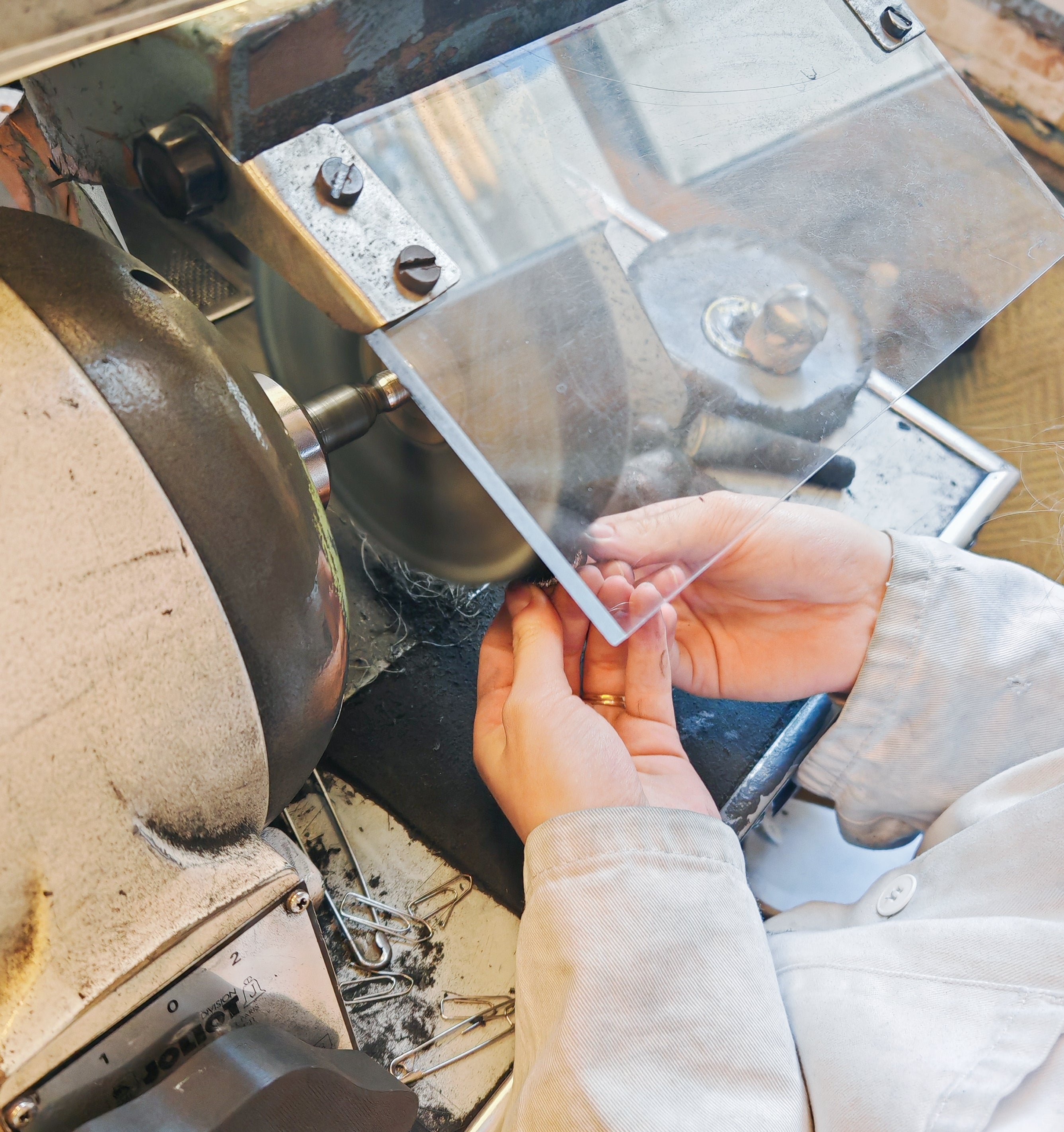 Polissage de bijoux en or 18 carats dans l'atelier de la bijouterie Or Gemmes.