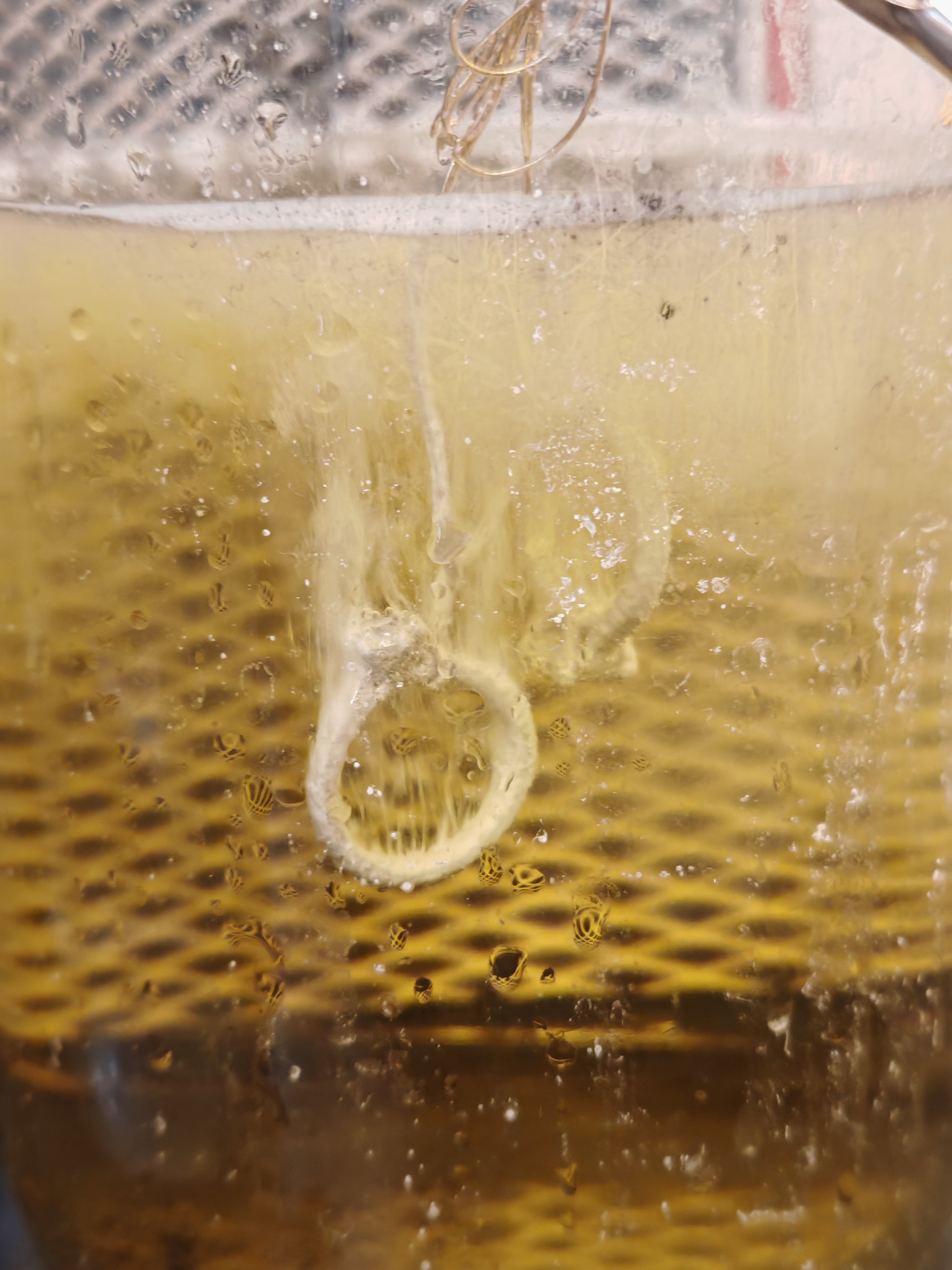 Rhodiage bagues en or blanc, les bagues sont dans un produit jaune qui permet le rhodiage