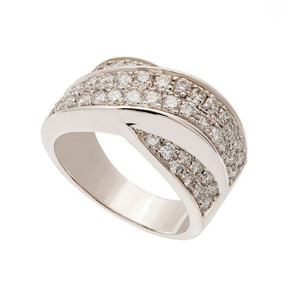 Bague ruban croisé pavé de diamants ronds en or blanc 18 carats, vue de trois quarts